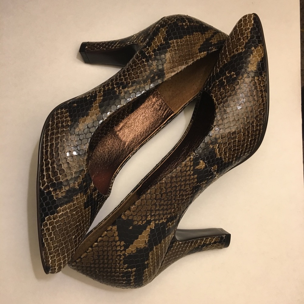Sofft Shoe Mocha Python Print Pumps - Picture 4 of 8